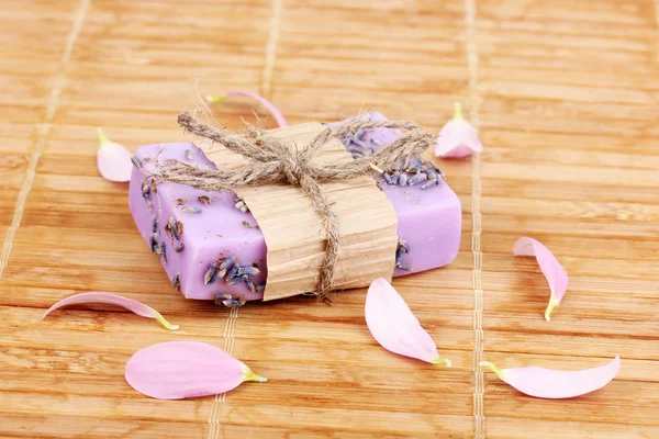 Sabun lavender buatan tangan di tikar kayu — Stok Foto