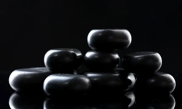 Pedras spa no fundo preto — Fotografia de Stock