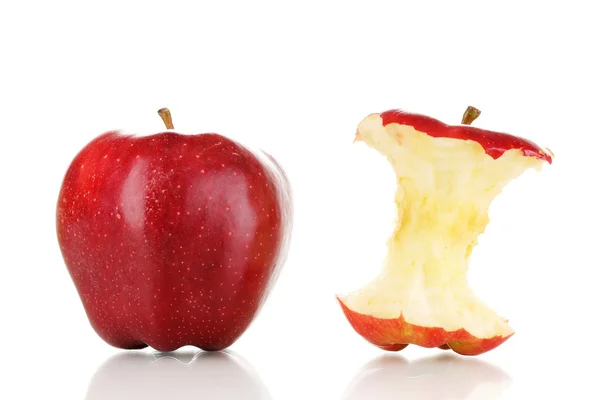 Червоне кусає яблуко і ціле яблуко ізольовано на білому — стокове фото