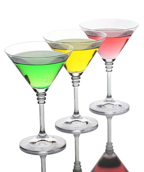 Αλκοολούχα κοκτέιλ στο τραπέζι που απομονώνονται σε λευκό — Φωτογραφία Αρχείου
