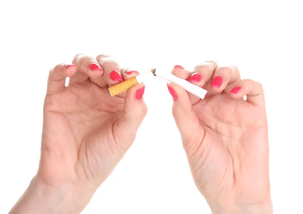 Cigarett i kvinnlig hand isolateed på vit — Stockfoto