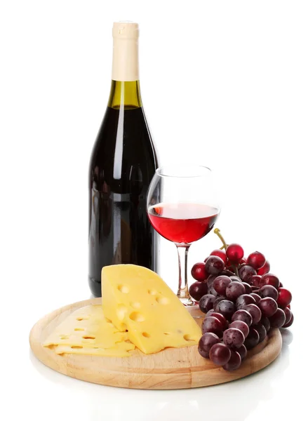 Bottiglia di grande vino con bicchiere da vino e formaggio isolato su bianco — Foto Stock