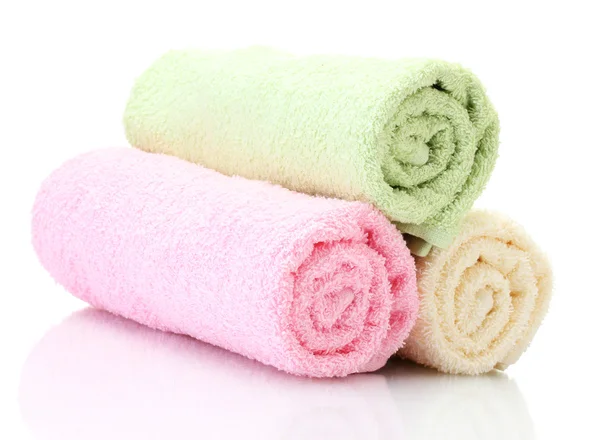 Asciugamani colorati isolati su bianco — Foto Stock