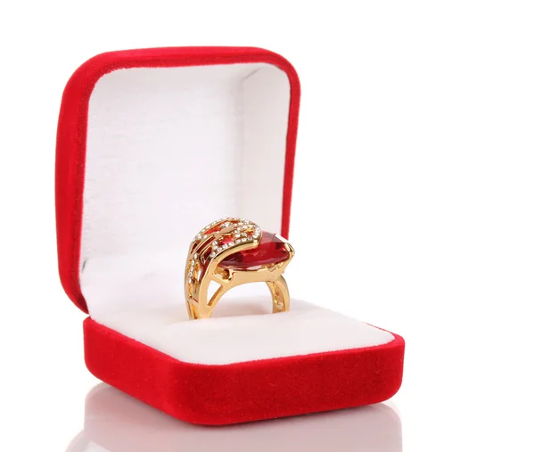 Arany gyűrű nagy vörös drágakő és világos vörös Bársony doboz elszigetelt fehér kristályok — Stock Fotó