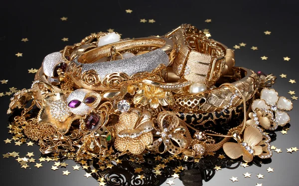 Belas jóias douradas em fundo cinza — Fotografia de Stock