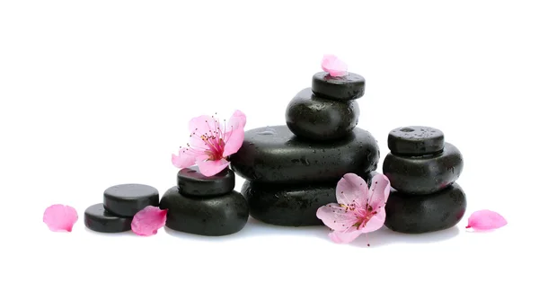 Piedras de spa con gotas y flores de sakura rosa aisladas en blanco — Foto de Stock