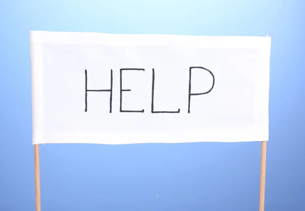 Mavi zemin üzerine beyaz bir bez üzerinde yazılı yardım — Stok fotoğraf