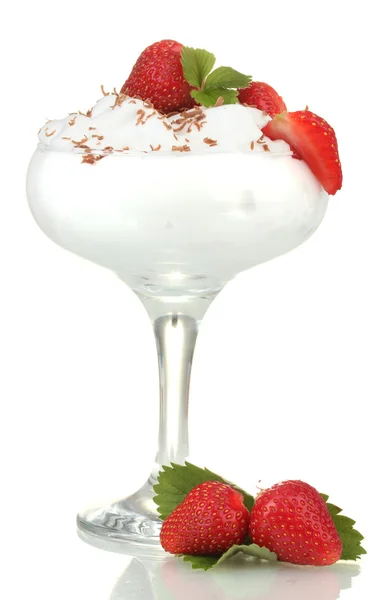 Glas modne jordbær med creme isoleret på hvid - Stock-foto