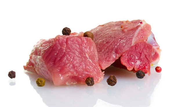 Trozos de carne cruda aislados en blanco — Foto de Stock