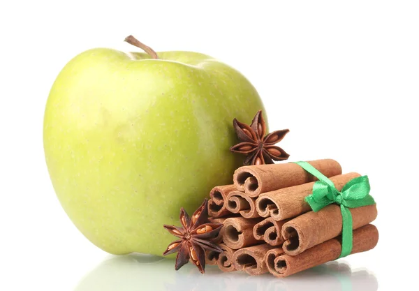 Tyčinky skořice, jablko a anýzu izolovaných na bílém — Stock fotografie