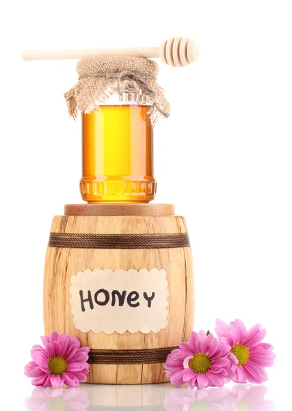Süßer Honig in Fass und Glas mit Nieselregen isoliert auf weiß — Stockfoto