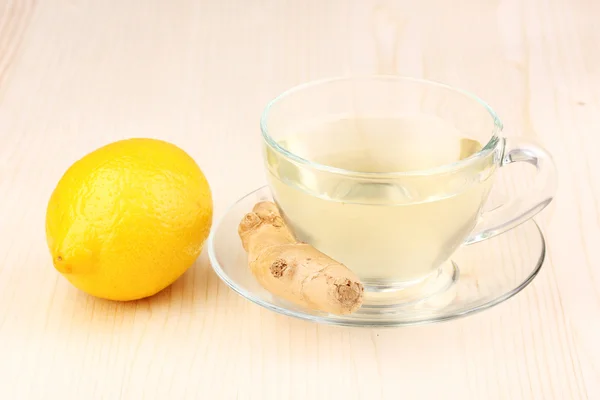 Chá de gengibre saudável com limão no fundo de madeira — Fotografia de Stock