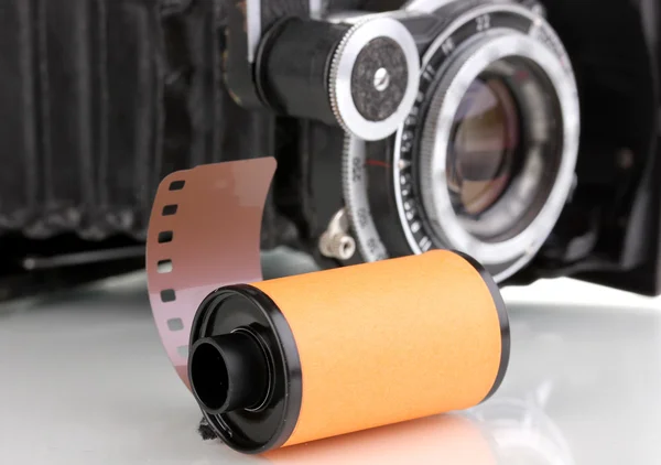Новая фотопленка в картридже и фотокамера изолированы на белом — стоковое фото