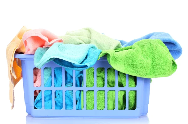 Cesta de plástico com toalhas brilhantes isoladas em branco — Fotografia de Stock