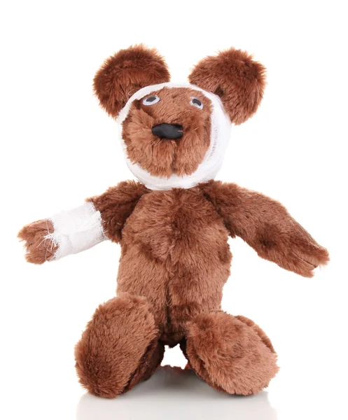 Urso doente envolto com bandagem isolada em branco — Fotografia de Stock