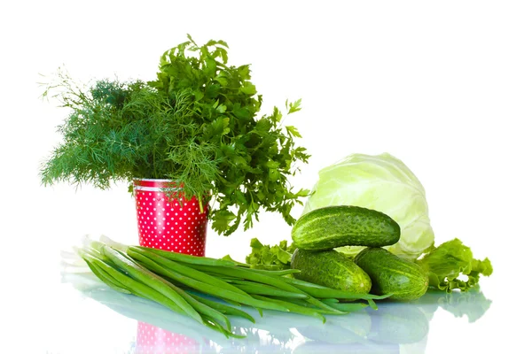 Die Zusammensetzung der verschiedenen Kräuter und Gemüse isoliert auf weiß — Stockfoto