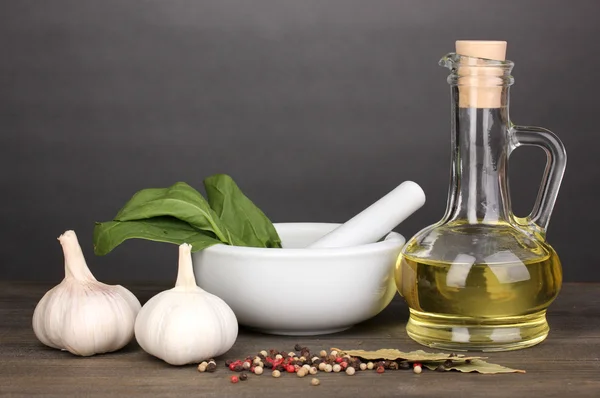 Uppsättning av ingredienser och krydda för matlagning på träbord på grå bakgrund — Stockfoto