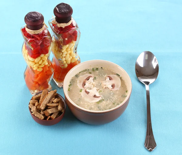 Mavi masa örtüsü üzerinde lezzetli çorba — Stok fotoğraf