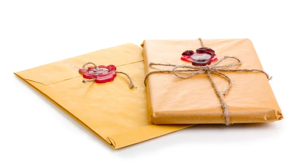 Paket und Umschlag mit Siegellack isoliert auf weiß — Stockfoto