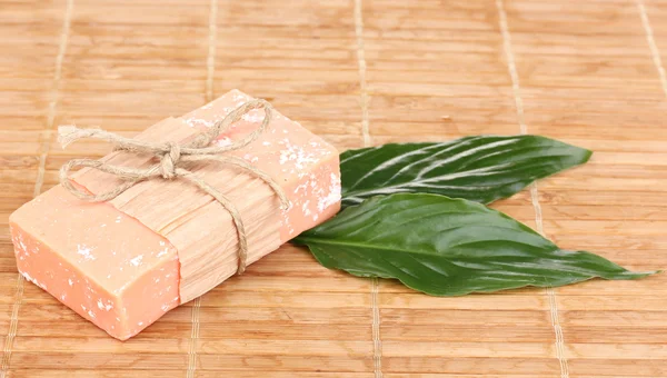 Kézzel készített természetes szappan, fából készült szőnyeg — Stock Fotó
