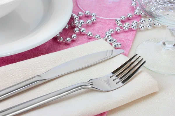 Ajuste de mesa con tenedor, cuchillo, platos, cuentas y servilleta — Foto de Stock