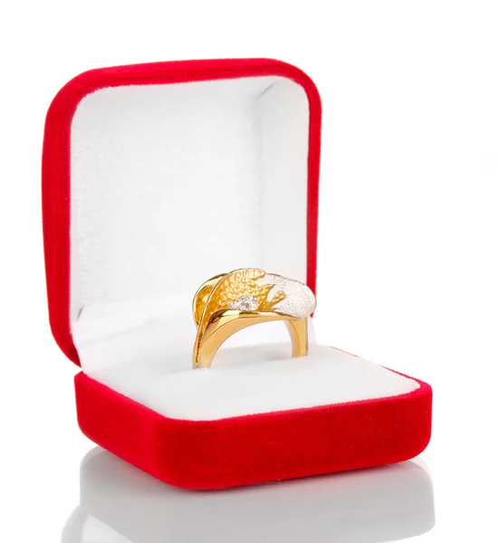 Золотое кольцо с серебряным узором и прозрачные кристаллы в красной бархатной коробке изолированы на белом — стоковое фото