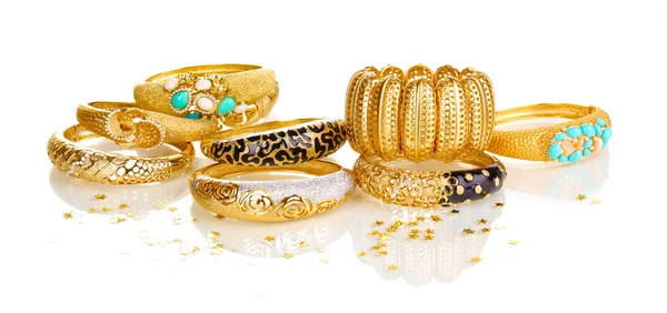 Elegante und modische goldene Armbänder auf weißem Hintergrund — Stockfoto