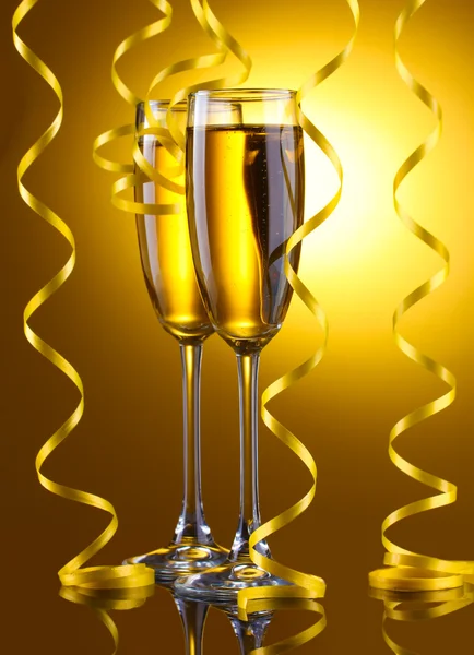 Verres de champagne et banderole sur fond jaune — Photo