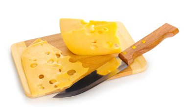 peynir beyaz izole bıçak ile kesme tahtası üzerinde