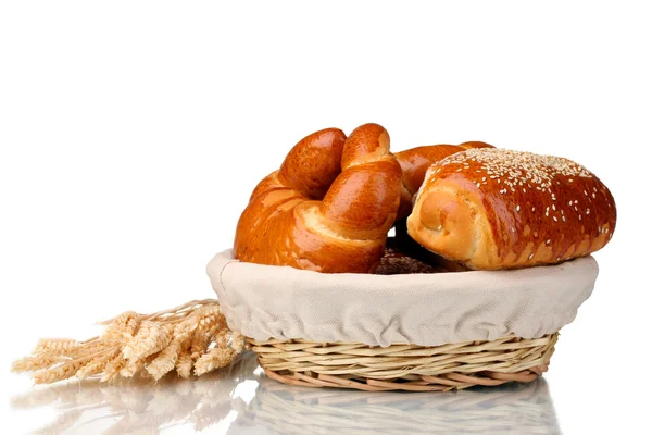 Pečený chleba v košíku izolovaných na bílém — Stock fotografie