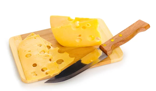 白で隔離されるナイフでまな板の上のチーズ — ストック写真