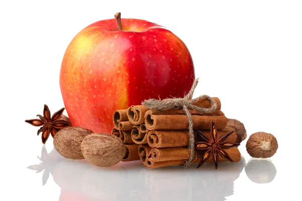 Корица палочки, яблоко, мускатный орех и аниса изолированы на белом — стоковое фото