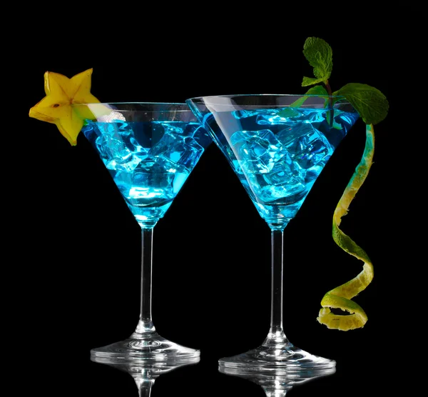 Coquetel azul em copos de martini no fundo preto — Fotografia de Stock