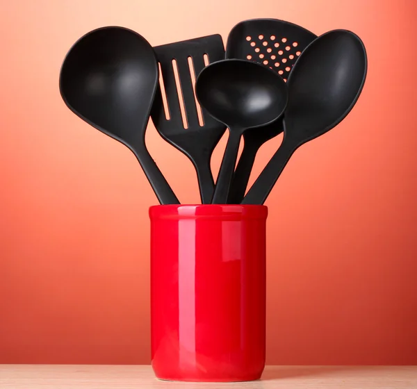 Посуда черная в чашке на красной пекарне — стоковое фото