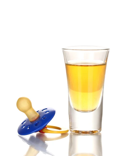 Baby dummy met alcoholische drank geïsoleerd op wit — Stockfoto