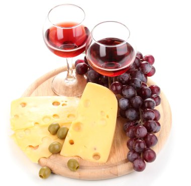 kadehlerin içinde şarap ve izole üzerinde beyaz peynir