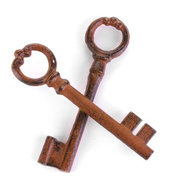 iki antika anahtar üzerinde beyaz izole