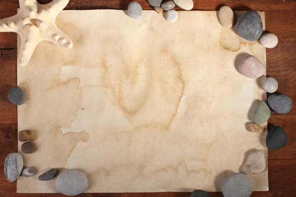 Altes Papier, Seesterne und Steine auf Holztisch — Stockfoto