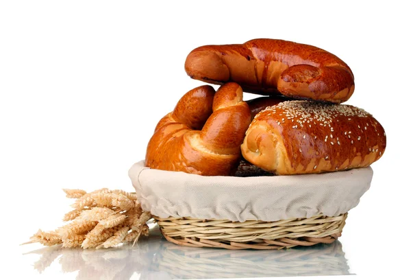 Pečený chleba v košíku izolovaných na bílém — Stock fotografie