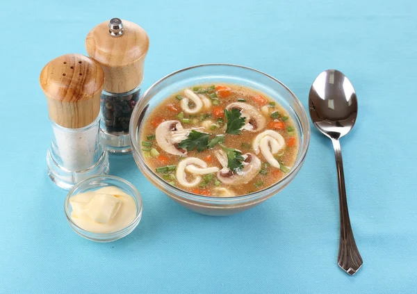 Mavi masa örtüsü üzerinde lezzetli çorba — Stok fotoğraf