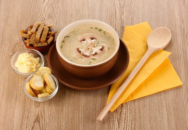 Вкусный суп на деревянном фоне — стоковое фото