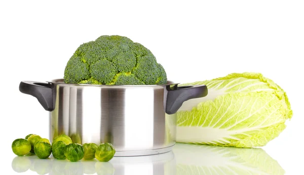 Broccoli freschi in casseruola e cavoli isolati su bianco — Foto Stock