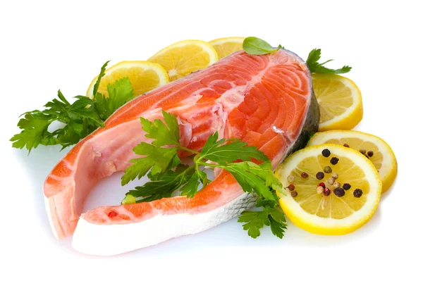 Limon, maydanoz ve karabiber üzerinde beyaz izole kırmızı balık — Stok fotoğraf