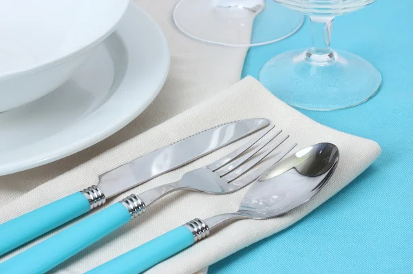Çatal, kaşık, bıçak, tabak ve peçete ile Tablo ayarı — Stok fotoğraf