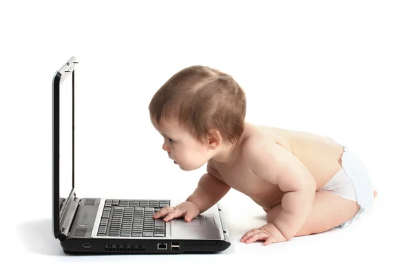 Roztomilá holčička a laptop izolovaných na bílém — Stock fotografie