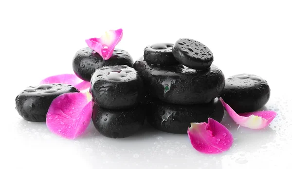 Wellness-Steine mit Tropfen und Rosenblättern isoliert auf weiß — Stockfoto