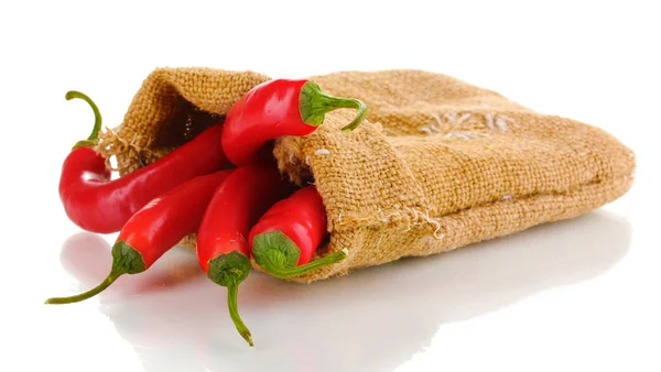 Червоний гарячий перець чилі в сумці ізольовані на білому — стокове фото