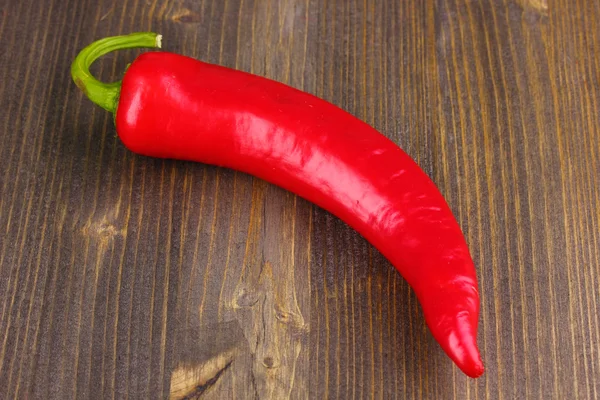 Czerwony gorący pieprz chili na drewnianym tle — Zdjęcie stockowe