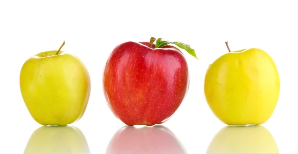 Trzy soczyste jabłka na białym tle — Zdjęcie stockowe