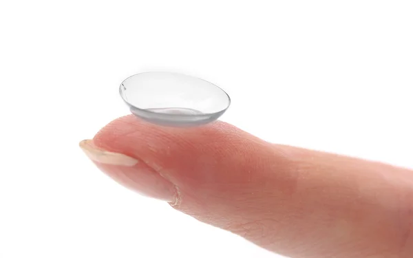 Beyaz üzerine izole edilmiş parmak üzerindeki kontak lens — Stok fotoğraf